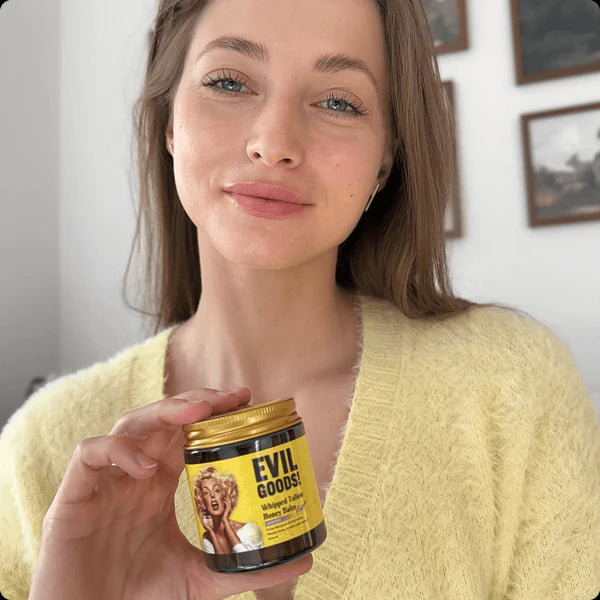 Chica usando bálsamo